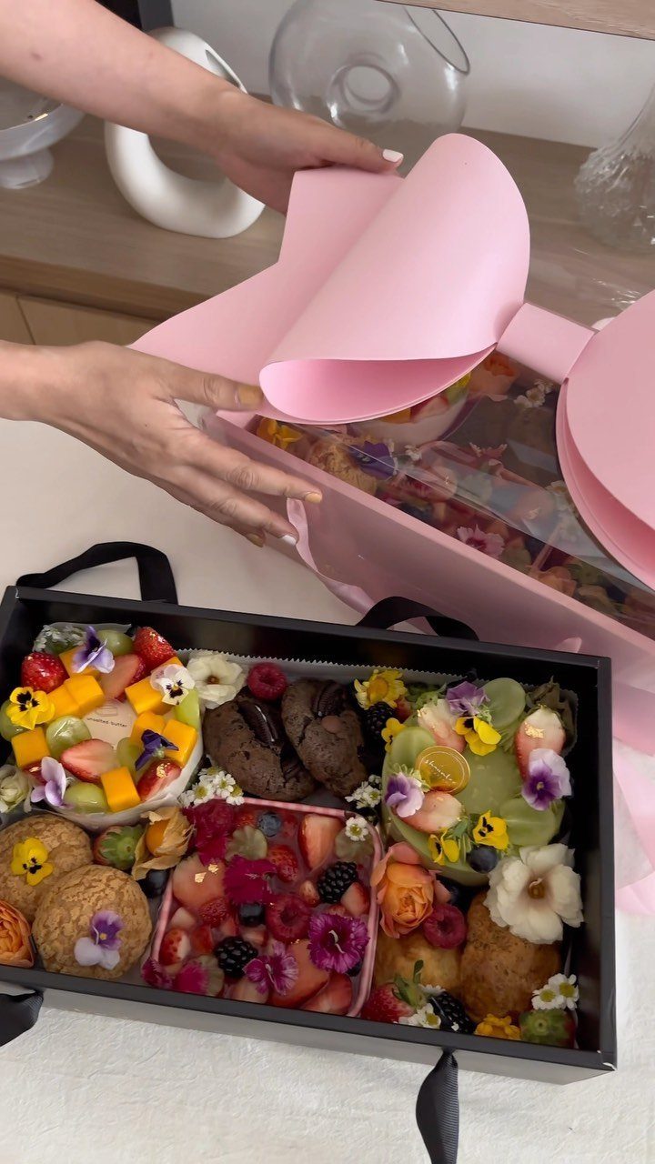 29 Trendy Gift Ideas for Her: The 2026 Gift Guide 21 Assorted fruit and chocolate gift box with edible flowers and pink packaging.